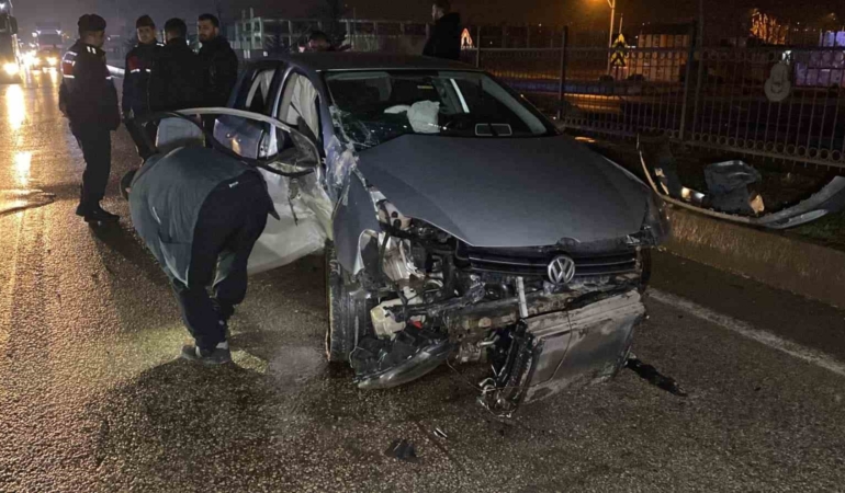 Kontrolden çıkan otomobil bariyerlere çarptı: 2 yaralı