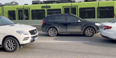 Cipi oto yolun sol şeridine kilitleyip gitti