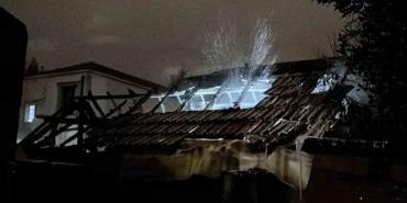 Gece saatlerinde müstakil evde çıkan yangın itfaiye ekiplerince söndürüldü