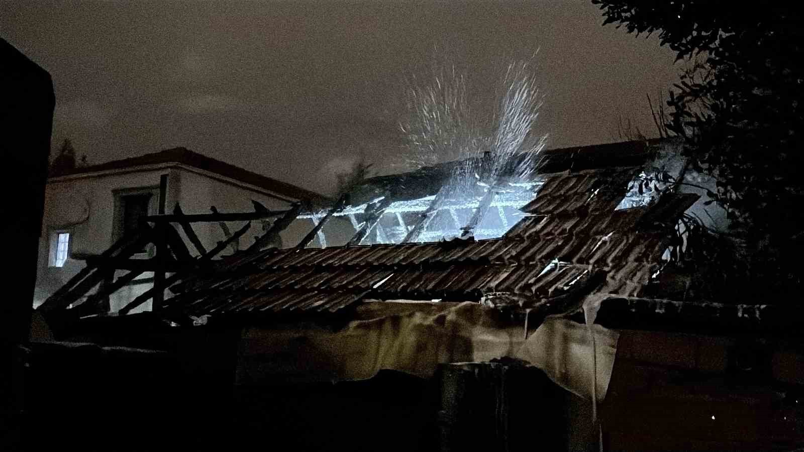 Gece saatlerinde müstakil evde çıkan yangın itfaiye ekiplerince söndürüldü