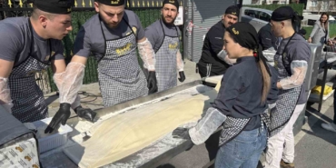 İstanbul’da lahmacun rekoru: 63 metrelik dev lahmacun Guinness’e girdi