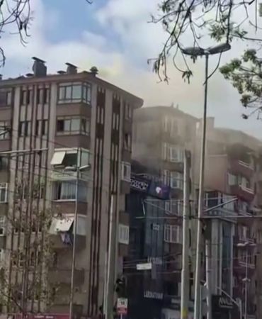 İzmit’te 7 katlı binanın çatısındaki bacadan çıkan yangın korkuttu