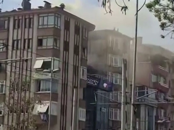 İzmit’te 7 katlı binanın çatısındaki bacadan çıkan yangın korkuttu
