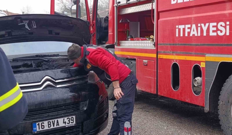 Seyir halindeki minibüste yangın paniği