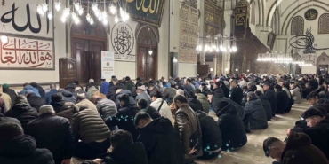 Hafta sonunu fırsat bilen vatandaşlar sabah namazında Ulu Camiye akın etti