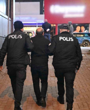 Dolandırıcılık suçundan aranan 2 kişi kumar oynarken yakalandı