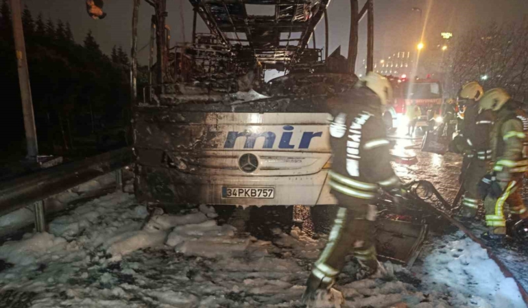 Bağcılar TEM’de yolcu otobüsü alevlere teslim oldu