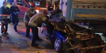 Otomobil tırın altına girdi: Sürücü ağır yaralandı