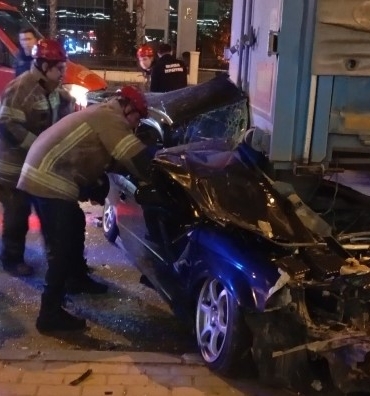 Otomobil tırın altına girdi: Sürücü ağır yaralandı