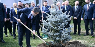 Bakan Yumaklı Kırklareli Valiliği bahçesine fidan dikti