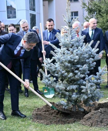 Bakan Yumaklı Kırklareli Valiliği bahçesine fidan dikti