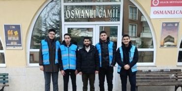 Bilecik’te KYK öğrencileri camiyi temizledi, ihtiyaç sahiplerine kumanya ulaştırdı