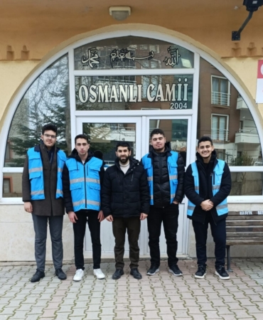 Bilecik’te KYK öğrencileri camiyi temizledi, ihtiyaç sahiplerine kumanya ulaştırdı