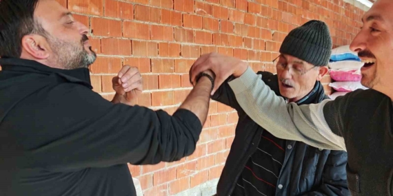 Vatandaşın çiftlik sahibi ile kurban pazarlığı renkli görüntüler oluşturdu