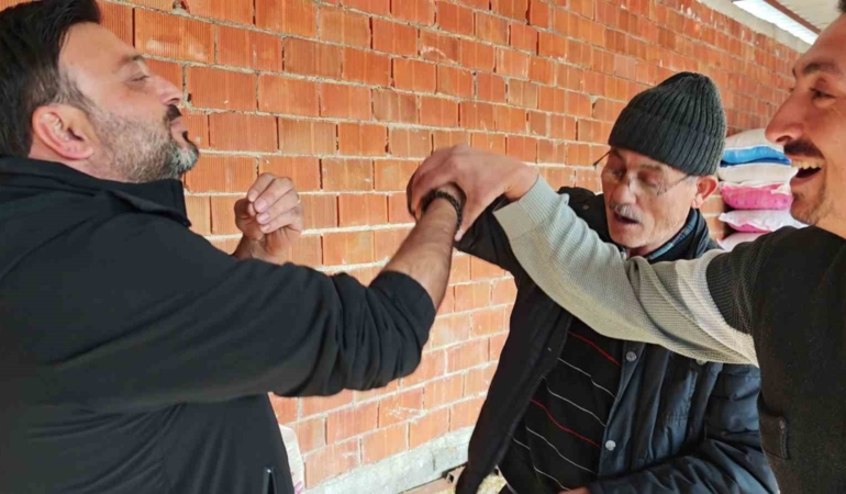 Vatandaşın çiftlik sahibi ile kurban pazarlığı renkli görüntüler oluşturdu