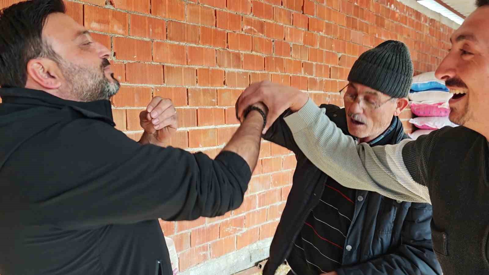 Vatandaşın çiftlik sahibi ile kurban pazarlığı renkli görüntüler oluşturdu