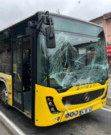 Üsküdar’da iki İETT otobüsü çarpıştı