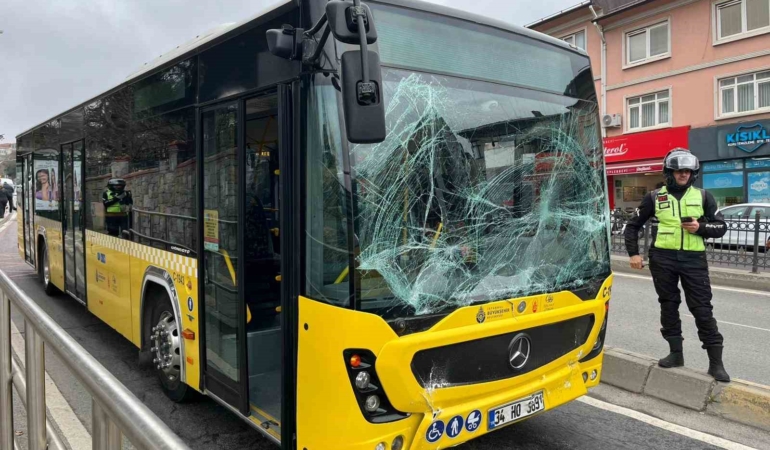 Üsküdar’da iki İETT otobüsü çarpıştı
