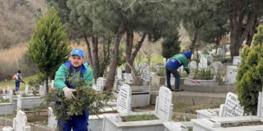Arnavutköy’de bayram öncesi mezarlıklar temizlenerek ziyarete hazır hale getirildi