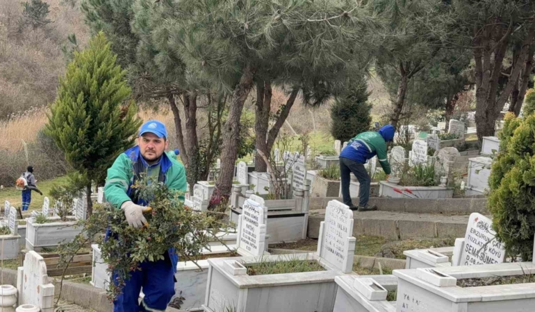 Arnavutköy’de bayram öncesi mezarlıklar temizlenerek ziyarete hazır hale getirildi