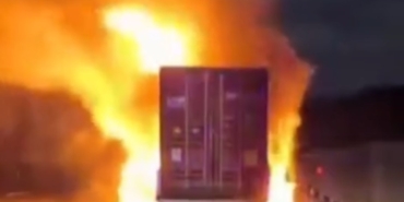 Tır üzerindeki konteyner alev alev yandı