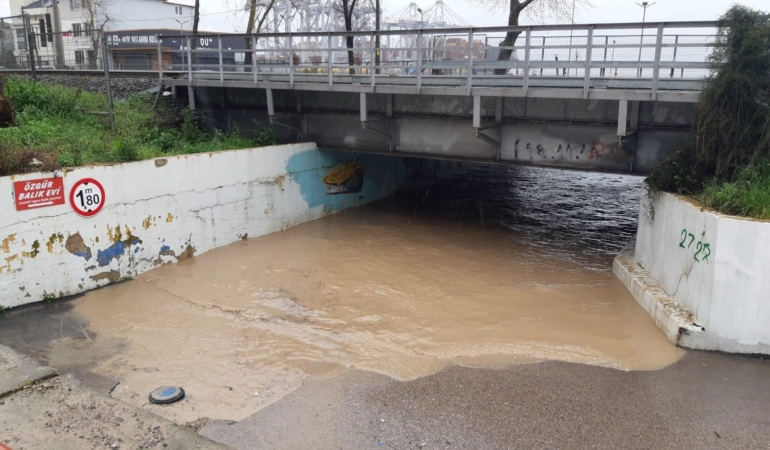 Kocaeli’de sağanak sebebiyle alt geçidi su bastı