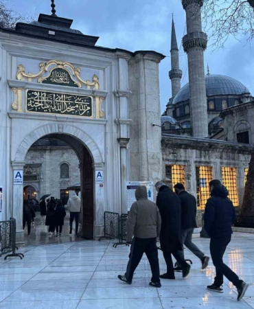 İstanbul’da vatandaşlar bayram namazı için Eyüpsultan Camii’ne akın etti