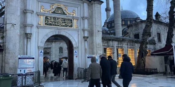 İstanbul’da vatandaşlar bayram namazı için Eyüpsultan Camii’ne akın etti