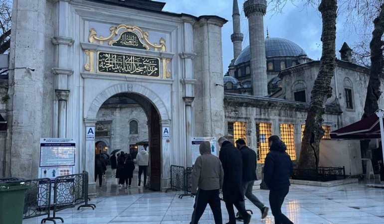 İstanbul’da vatandaşlar bayram namazı için Eyüpsultan Camii’ne akın etti