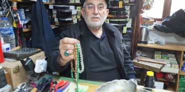 71 yaşındaki Cevat Dede tespih dizerek para kazanıyor