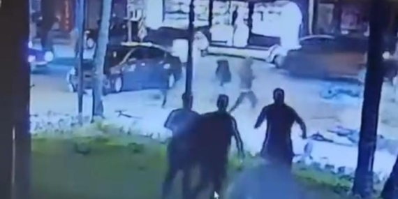 Motosikletlinin metrelerce sürüklendiği feci kaza kamerada