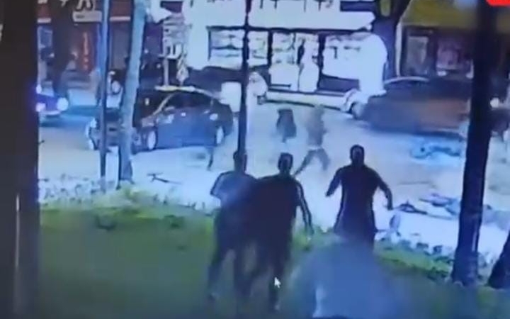 Motosikletlinin metrelerce sürüklendiği feci kaza kamerada