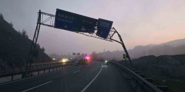 Damperi açılan tır trafik levhasına çarptı: 1 yaralı