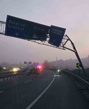Damperi açılan tır trafik levhasına çarptı: 1 yaralı