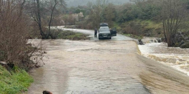 Çanakkale’de köy yolu sağanak yağış sonrası kapandı, bir araç suya kapıldı