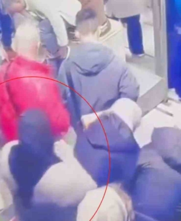 Sultanahmet’te yankesicilik yapan 2 kadın suçüstü yakalandı