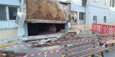 Pendik’te okulun giriş saçağı çöktü: Facianın eşiğinden dönüldü