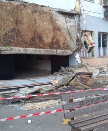Pendik’te okulun giriş saçağı çöktü: Facianın eşiğinden dönüldü