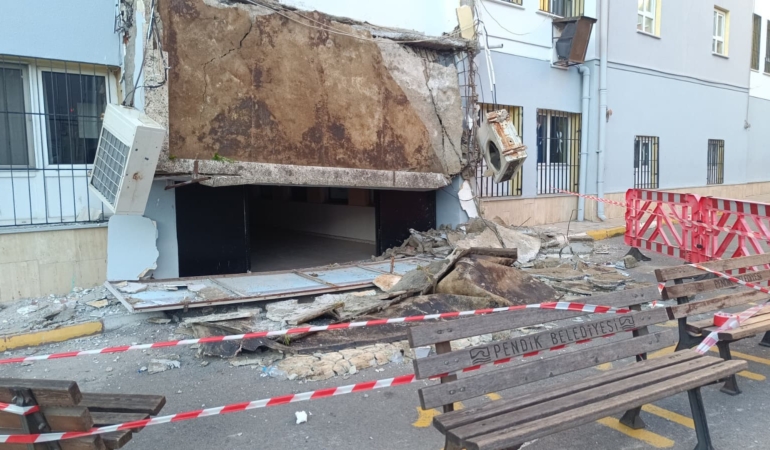 Pendik’te okulun giriş saçağı çöktü: Facianın eşiğinden dönüldü