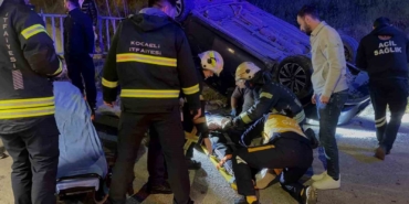 Takla atan otomobilde 2 kişi yaralandı, diğer sürücü kaçtı