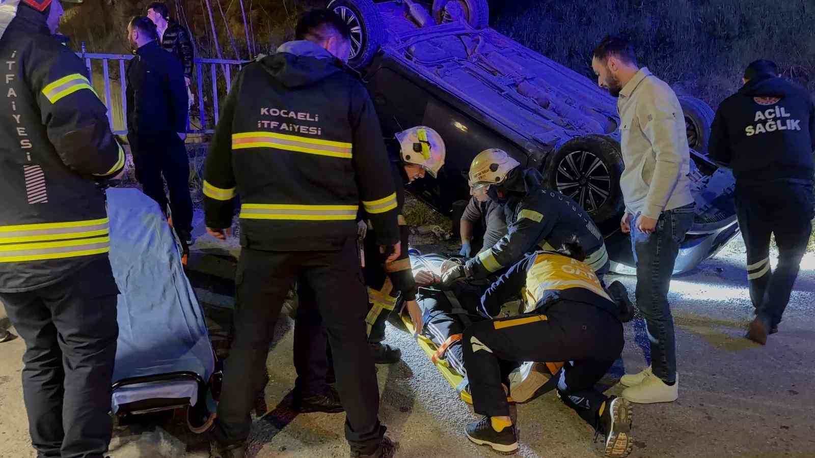 Takla atan otomobilde 2 kişi yaralandı, diğer sürücü kaçtı