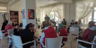 Burhaniye’de huzurevindeki yaşlıları sevindirdiler