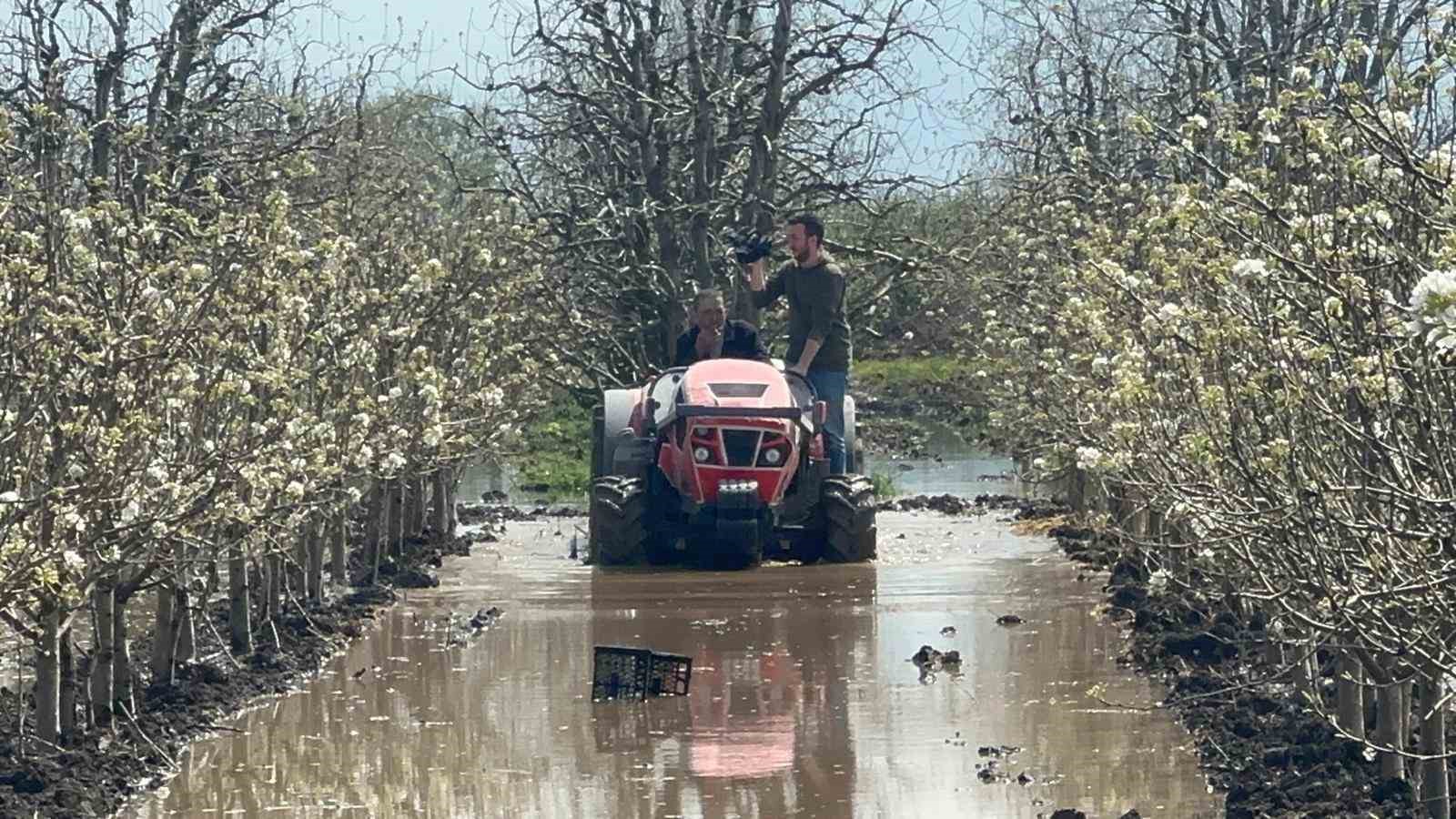 Bursa’da yüzlerce dönüm şeftali ve armut bahçesi su altında