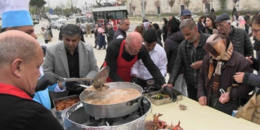 Edirne’de Selimiye’nin gölgesinde tava ciğer dağıtıldı