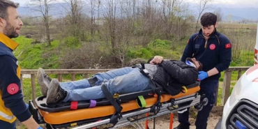 Bursa’da 3 araç birbirine girdi, 1’i dereye uçtu: 4 yaralı