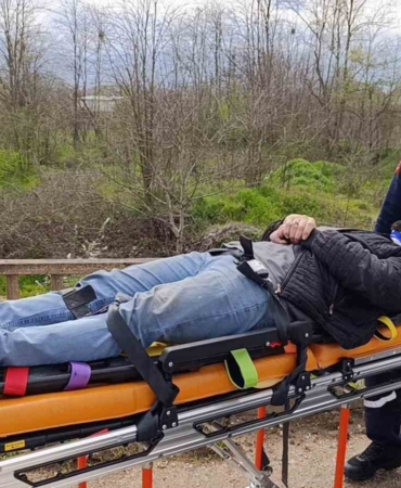 Bursa’da 3 araç birbirine girdi, 1’i dereye uçtu: 4 yaralı