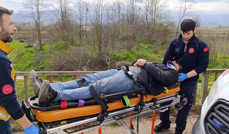 Bursa’da 3 araç birbirine girdi, 1’i dereye uçtu: 4 yaralı