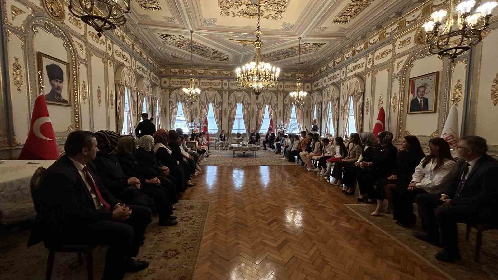 İstanbul Valisi Davut Gül koltuğunu 2’nci sınıfı Asmin Ayşe Aslan’a bıraktı