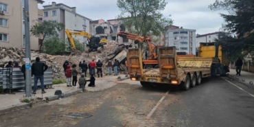 Yıkım esnasında iş makinesi devrildi