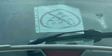 Elektrik şirketi bıktırınca tepkisini otomobilinin camına astığı özel tasarımlı afişle gösterdi